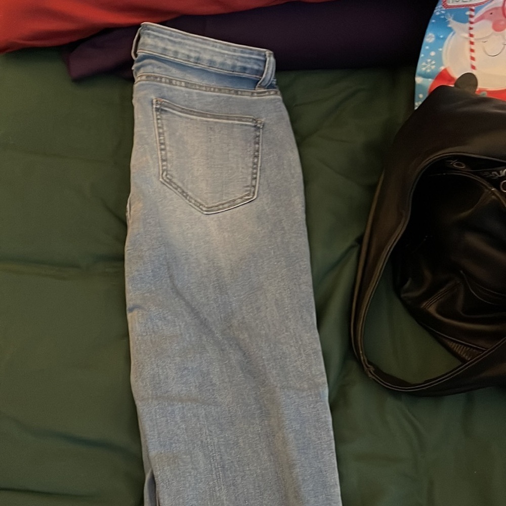 Size 9 non-distressed raw hem light wash jeans - Picture 4 of 5